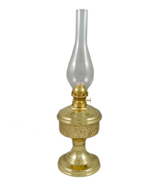 Λάμπα πετρελαίου μπρούτζινη σκαλιστή επιτραπέζια. Διαθέσιμη σε τρία μεγέθη. Νο 5072 (Ν1 11Χ23), 5074 (Ν1 14Χ26), & 5076 (Ν3 18,5Χ33).